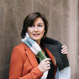 Portrait von Sandra Maischberger mit Schal