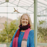 Portrait von Cornelia Funke mit Schal