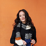 Portrait von Anna Prohaska mit Schal