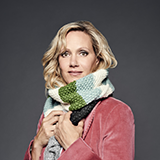 Portrait von Anna Schudt mit Schal