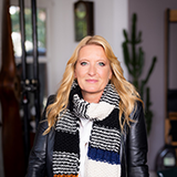 Portrait von Claudia Kleinert mit Schal