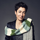 Portrait von Dunya Hayali mit Schal