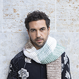 Portrait von Elyas M'Barek mit Schal