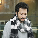 Portrait von Fahri Yardim mit Schal