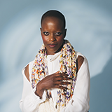 Portrait von Florence Kasumba mit Schal