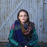 Portrait von Jasna Fritzi Bauer mit Schal