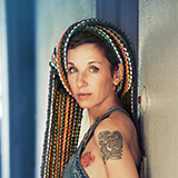 Portrait von Meret Becker mit Schal