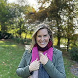 Portrait von Nicole Staudinger mit Schal