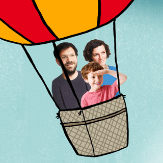 Familie entdeckt die Welt in einem Heißluftballon