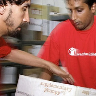 Männer übergeben Paket Männer übergeben Paket