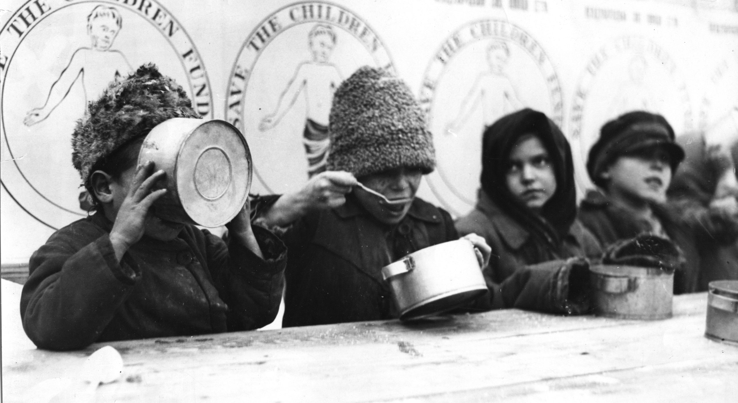 Auch während der großen Hungersnot in Russland organisierte Save the Children Essensausgabe und versorgte über 650.000 Kinder und Erwachsene in Suppenküchen (1921).