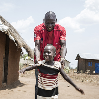 Uganda, Emvepi Camp, März 2019. Geschichte von Joice, 55 Jahre alt, mit Duku Ivan, 5 Jahre alt (Junge) und Nancy Aron, 4 Jahre alt (Mädchen).