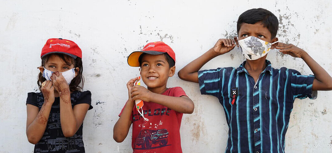 Indien: In der Region Hyderabad versorgen wir Familien und Kinder mit Masken, klären auf über das Händewaschen und wie man sich gegen das Virus schützen kann. Foto: Rohit / Save the Children
