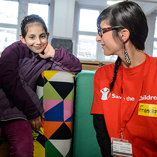 Eine Mitarbeiterin von Save the Children und ein Mädchen aus einem Projekt in Deutschland. © Piero Chiussi / Save the Children