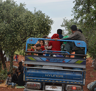 Kinder auf Lastwagen in provisorischen Lagern für Geflüchtete aus Idlib.