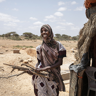 Ein Mädchen in Somalia sammelt Feuerholz. © Kate Stanworth/Save the Children