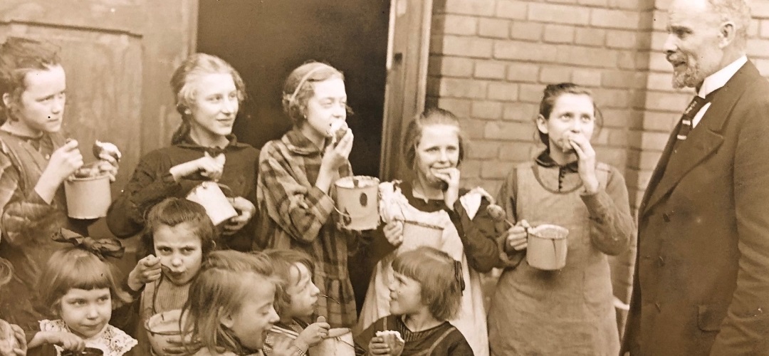 Kinderspeisung an einer Neuköllner Schule im Jahr 1924, finanziert durch die Internationale Vereinigung für Kinderhilfe / © UISE