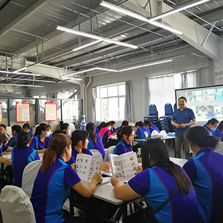 Arbeiter*Innen einer Fabrik in China während eines Elterntraining zur Stärkung ihrer Bindung zu ihren Kindern sowie zum Umgang mit den Folgen der Corona-Pandemie @CCR CSR