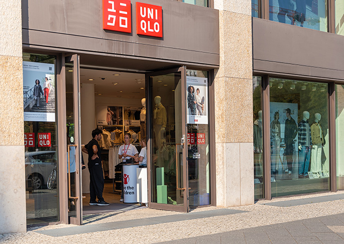 Unsere Fundraiser*innen in einem UNIQLO-Store in Berlin. © Paula Sauerhöfer/ Save the Children Fundraiser*innen in einem Kleidergeschäft in Berlin