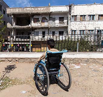 Seit er durch die militärischen Angriffe verletzt wurde, benötigt Ahmed* einen Rollstuhl.