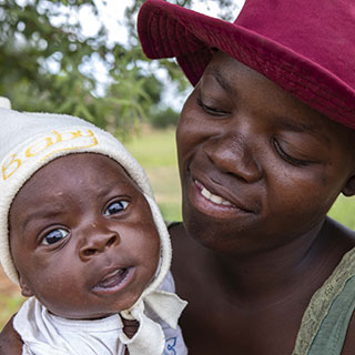 Moment* (21) und ihr Baby Vitalis* aus einem kleinen Dorf in Simbabwe