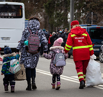 Hunderttausende Kinder und ihre Familien flüchten aus der Ukraine und suchen Schutz in Nachbarländern. Save the Children ist vor Ort und hilft an den Grenzübergängen.