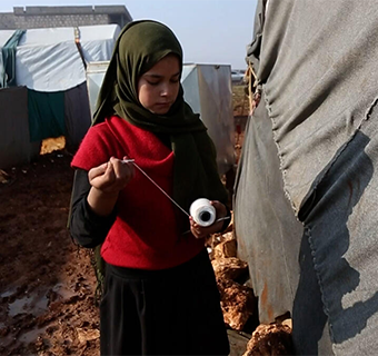 Die zwölfjährige Hiba* lebt mit ihrer Familie in einem Geflüchtetencamp in Syrien. Nachdem ihr Haus bei einem Luftangriff zerstört wurde, musste sie ihr Zuhause verlassen und fliehen.