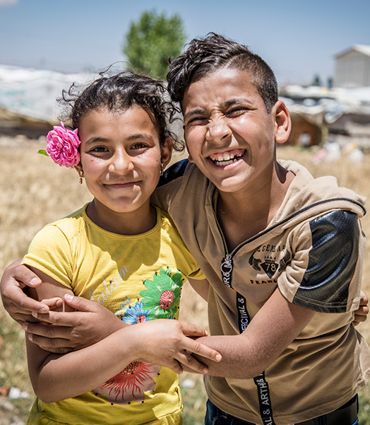 Die zehnjährige Nirmeen* und ihr 13-jähriger Bruder Siraj* flohen mit ihrer Familie aus Syrien. Seit fünf Jahren leben sie in einer Zeltsiedlung im Libanon. © Jonathan Hyams / Save the Children
