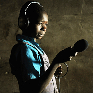 Kind mit Mikrophone und Kopfhörer
