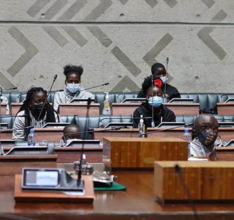 Kinder und Jugendliche setzen sich beim "Kinderparlament für Afrika" der Afrikanischen Union in Sambia für ihre Rechte ein. Sie fordern längere Winterferien, weil es in den Schulen zu kalt zum Lernen ist. © Save the Children