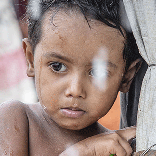Vom Monsum betroffenes Kleinkind im Rohingya-Flüchtlingslager in Bangladesh