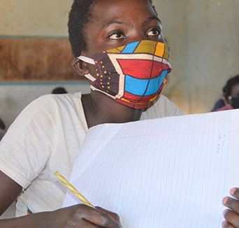 Mutinta aus Sambia, Afrika, verfolgt den Schulunterricht aufmerksam. Testamentsspenden helfen Kindern wie ihr, Bildung zu erhalten. © Malama Mwila / Save the Children