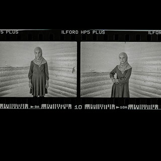 Schwarz-Weiß-Film von einen Mädchen mit Kopftuch