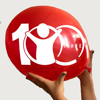 Save the Children 100 Jahre Logo auf einem Ballon