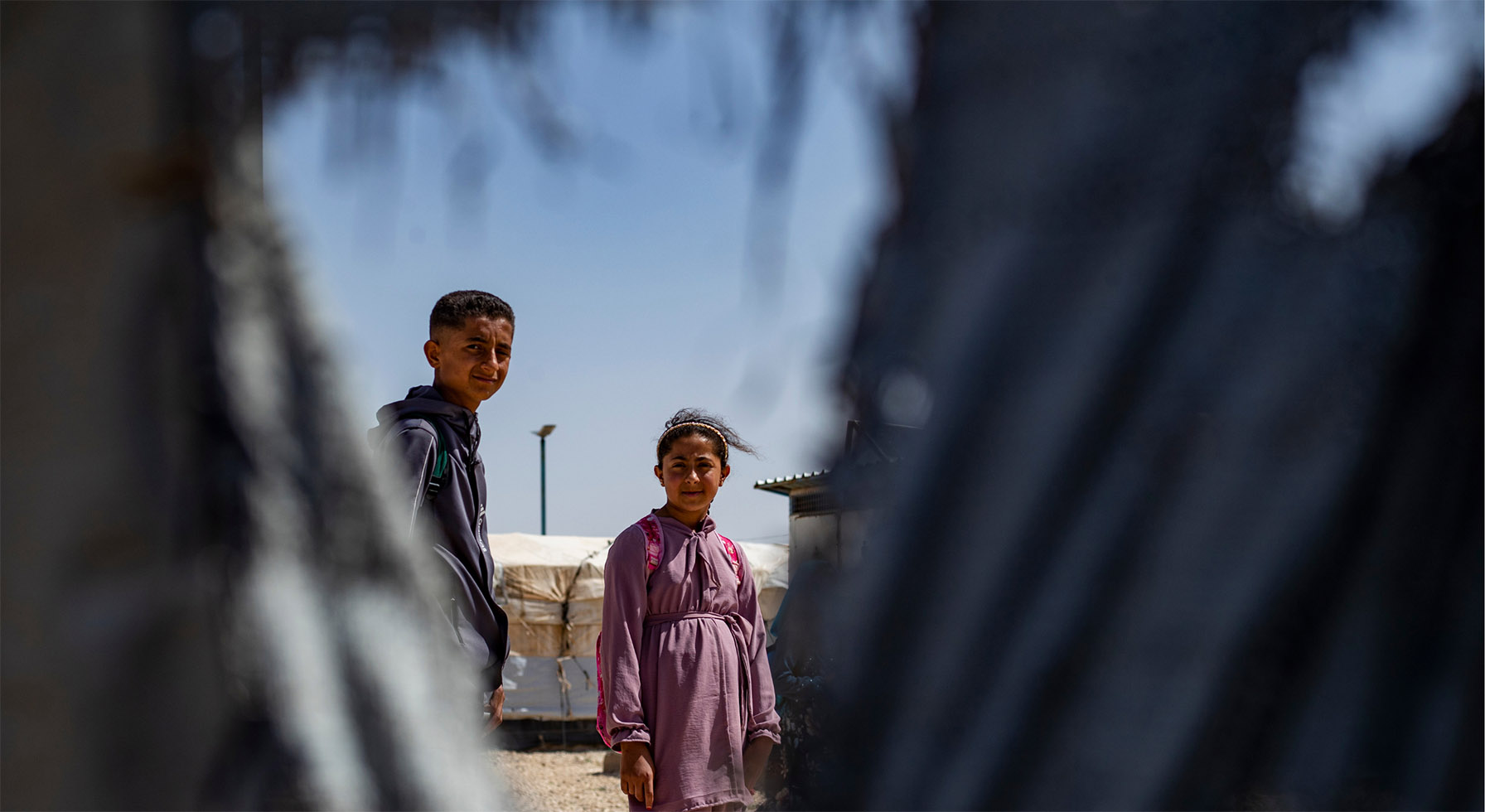 Syrisches Geschwisterpaar, das in einem Geflüchteten-Camp lebt. Syrisches Geschwisterpaar, das in einem Geflüchteten-Camp lebt.