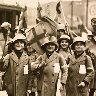 altes Fotos von marschierenden Frauen 